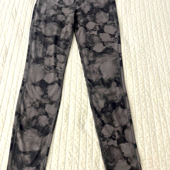 ATHLETA Women's Light & Dark Gray Colored Cloud Design Leggings (Large) - Picture 1 of 6